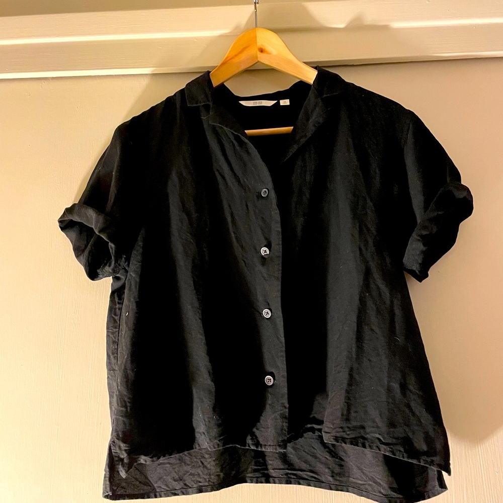 Black Uniqlo linen button up shirt